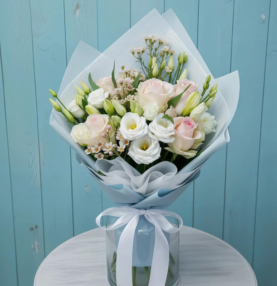 Букет цветов из: Розы и Лизиантусы в Пролетарском Республики Адыгея