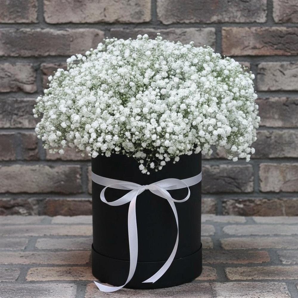 Цветочная композиция из Гипсофила в шляпной коробке в Пролетарском Республики Адыгея