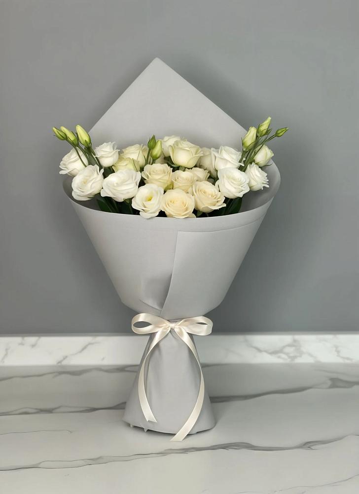 Букет цветов из: Розы и Лизиантусы в Пролетарском Республики Адыгея