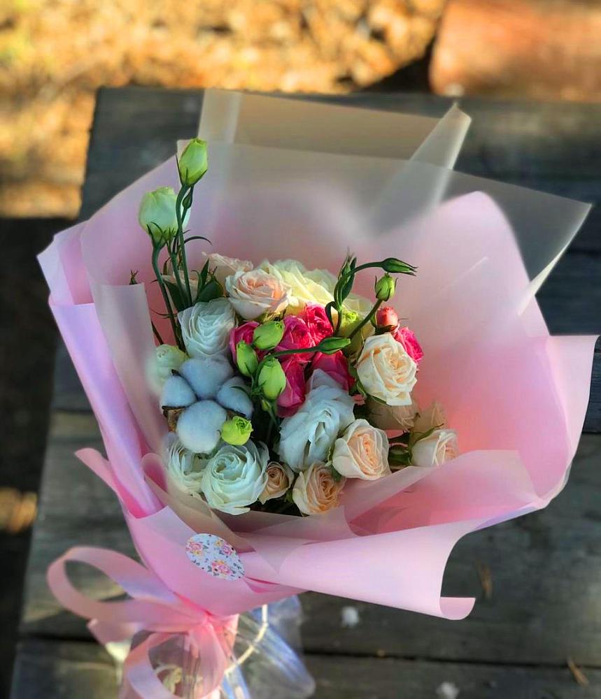 Букет цветов из: Розы и Лизиантусы в Пролетарском Республики Адыгея