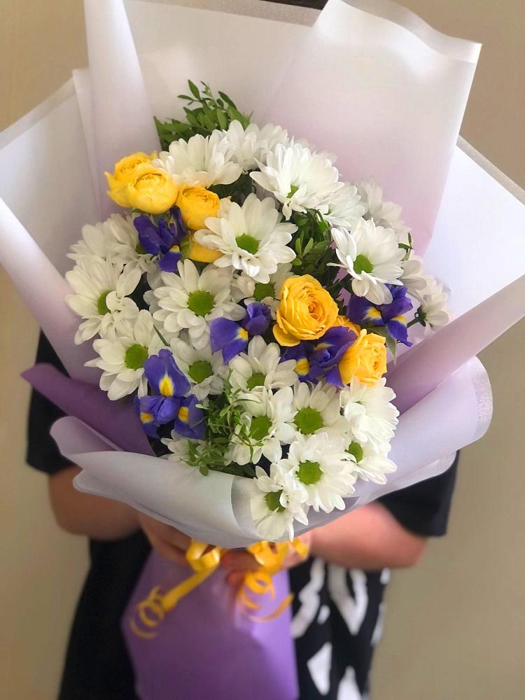 Букет цветов из: Ирисы, Хризантемы и Розы в Пролетарском Республики Адыгея