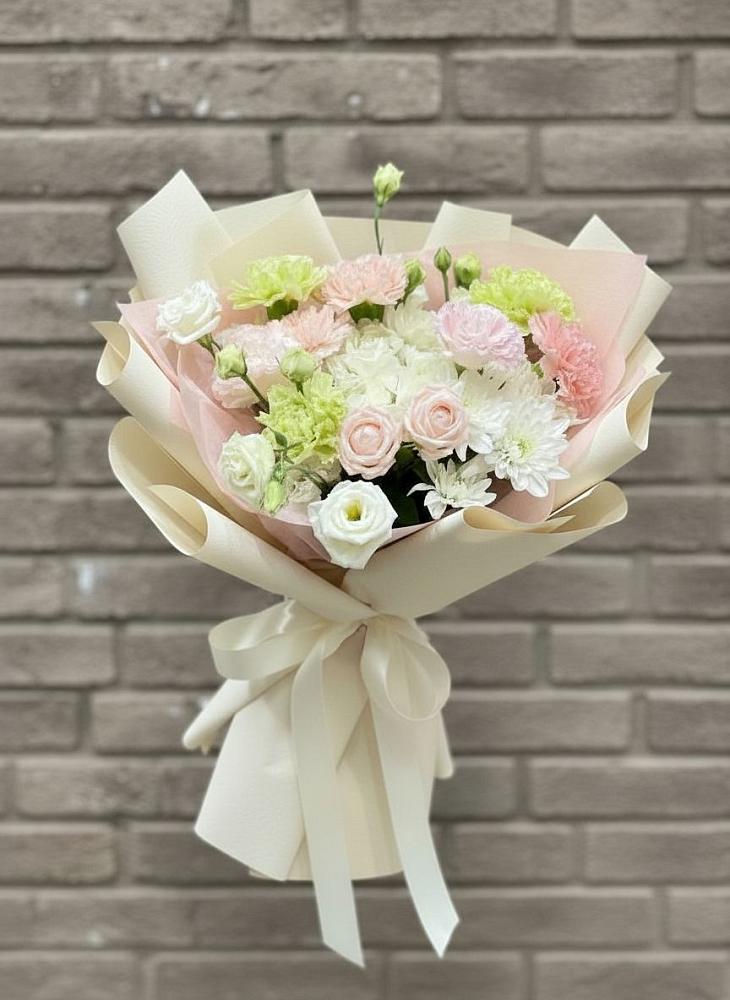 Букет цветов из: Гвоздики, Розы, Лизиантусы и Хризантемы в Пролетарском Республики Адыгея