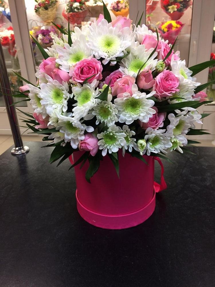 Цветочная композиция из Розы и Хризантемы в шляпной коробке в Пролетарском Республики Адыгея