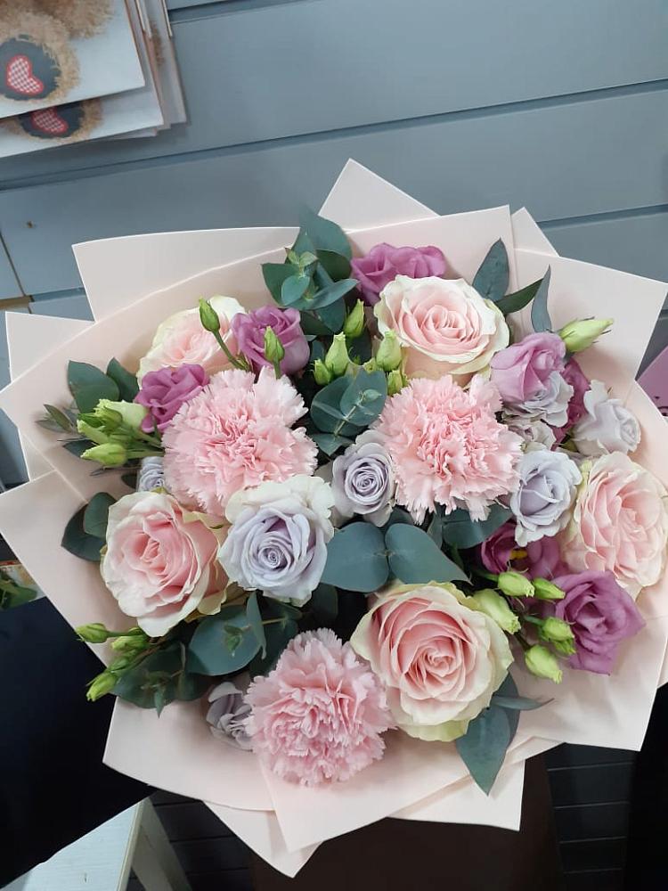 Букет цветов из: Розы, Гвоздики и Лизиантусы в Пролетарском Республики Адыгея