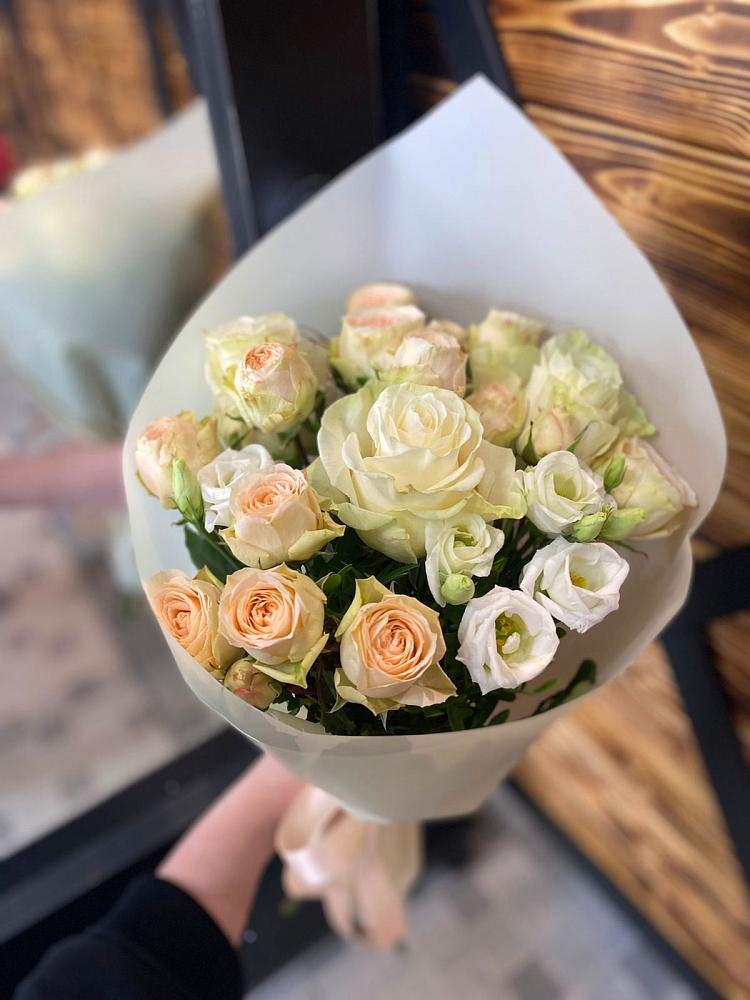 Букет цветов из: Розы и Лизиантусы в Пролетарском Республики Адыгея